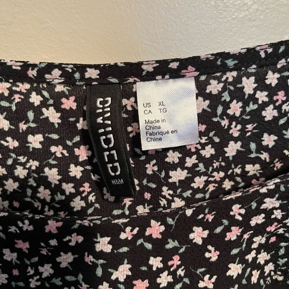 H&M Black and White Ruffled Blouse with Flutter Sleeves - Picture 4 of 10